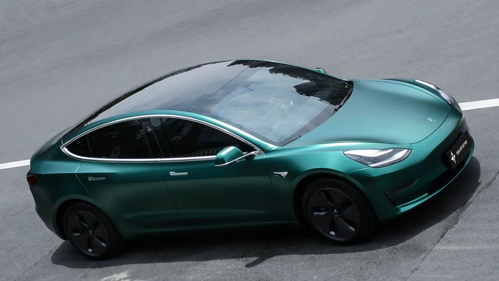 特斯拉电光金属祖母绿 - 深联汽车技术