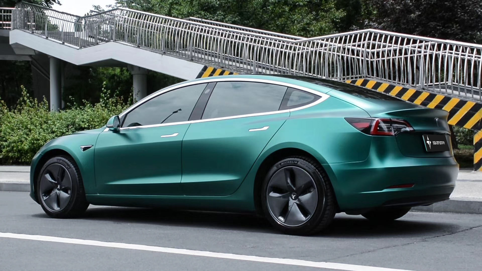 特斯拉电光金属祖母绿 - 深联汽车技术