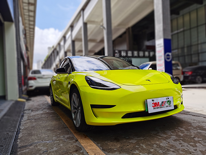 特斯拉model3汽车改色柠檬黄 